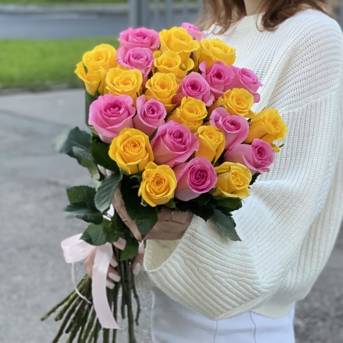 25 розовых и желтых роз 60 см